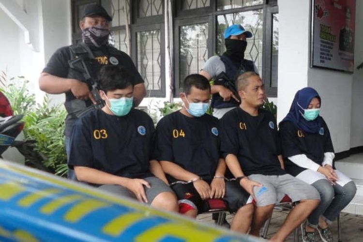 BNN Jawa Tengah mengamankan empat tersangka pelaku TPPU uang hasil bisnis narkotika di Semarang, Selasa. 