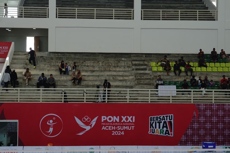 Suasana kursi penonton di venue Bola Voli Indoor yang berada di kawasan Sport Center Sumut, di Desa Sena, Kabupaten Deli Serdang, pada Jumat (13/9/2024). 