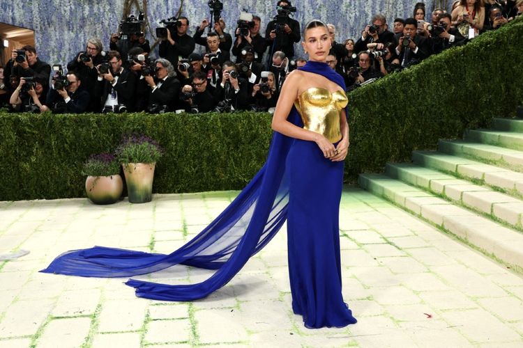 Hailey Bieber menghadiri Met Gala 2026.