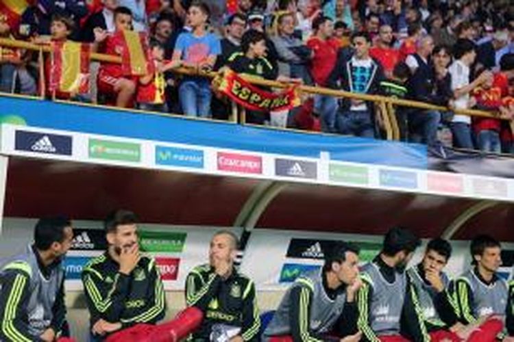 (Dari kiri ke kanan) Pedro Rodriguez, Gerard Pique, dan Jordi Alba duduk di bangku cadangan saat menghadapi Kosta Rika di Stadion Municipal Reino de Leon, Kamis (11/6/2015) waktu setempat.