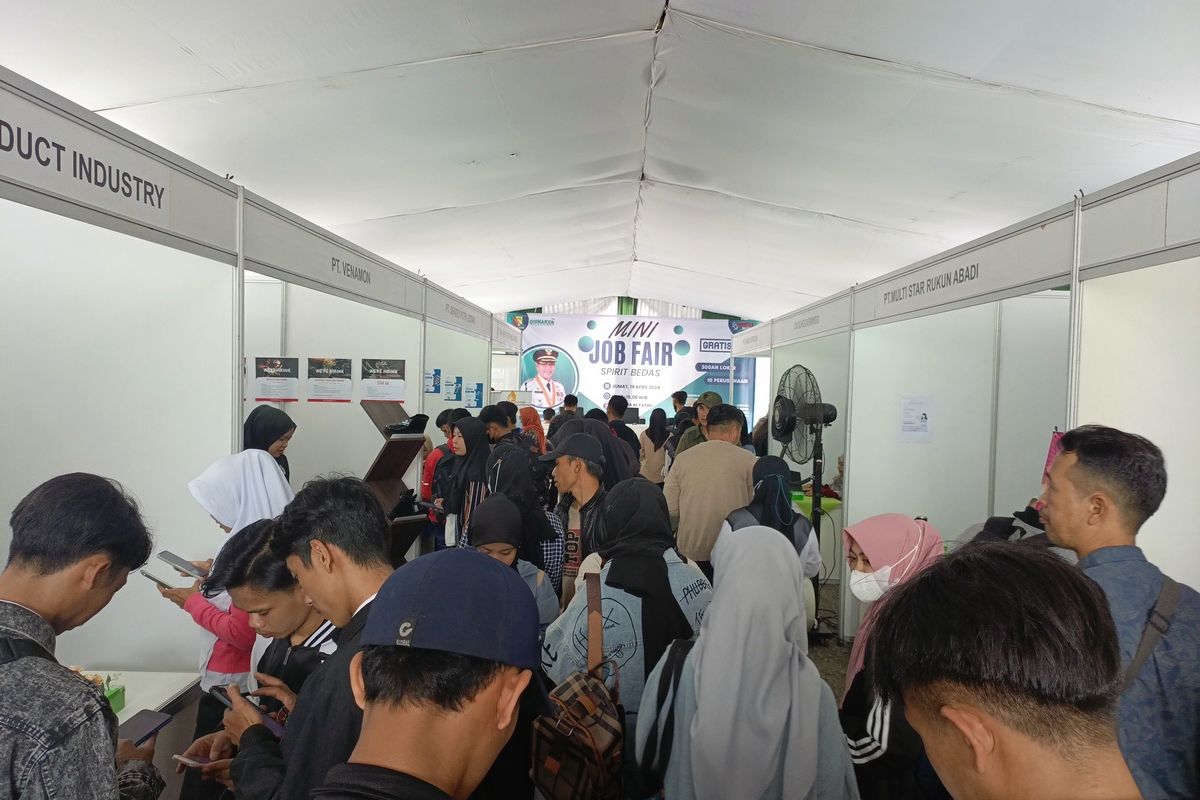 Ratusan angkatan kerja asal Kabupaten Bandung, saat mendatangi kegiatan Job Fair Mini di Soreang, Kabupaten Bandung, Jawa Barat pada Jumat (19/4/2024)