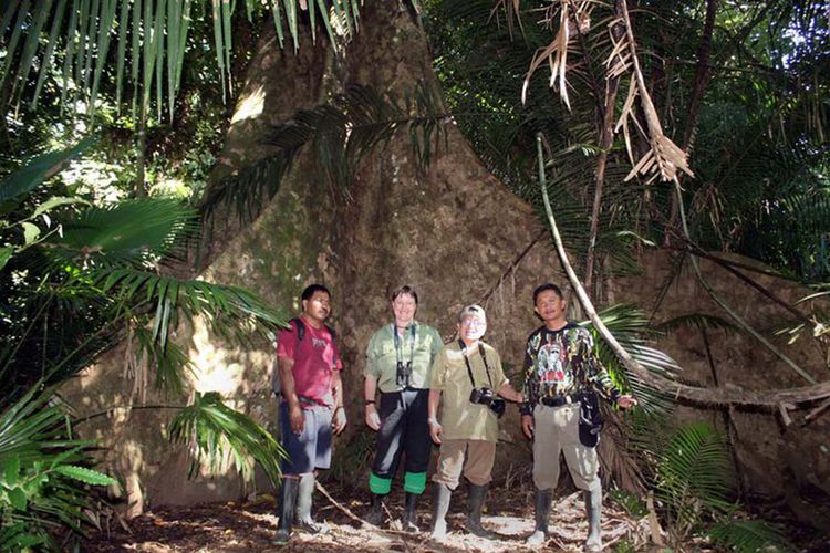 Razif Halik Uno (Henk Uno), ayah Sandiaga Uno (2 dari kanan) di Hutan Nantu bersama Lynn Marion Clayton dan staf Yayasan Adudu Nantu