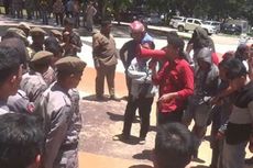 Demo Ricuh, Mahasiswa Hamburkan Pupuk Palsu di Kantor Gubernur Sulbar