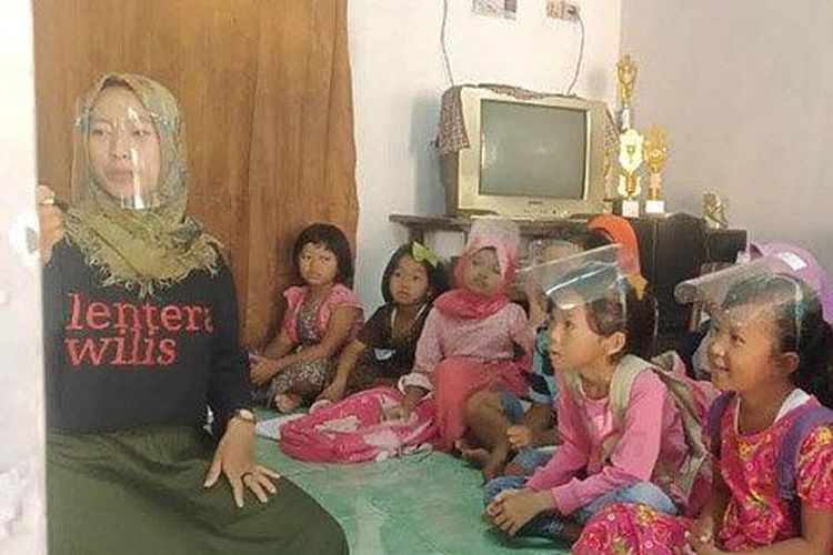 Aktivitas belasan pemuda yang tergabung dalam Rumah Baca Lentera Wilis mengajar sejumlah anak di desa yang terdapat di lereng Gunung Wilis.