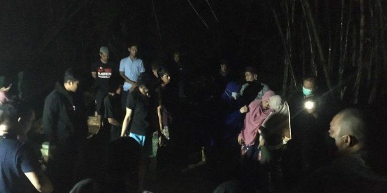 Suasana pemakaman dua jenazah di Kelurahan Pallantikang, Kecamatan Maros Baru, Kabupaten Maros, Senin (29/3/2021) malam.
