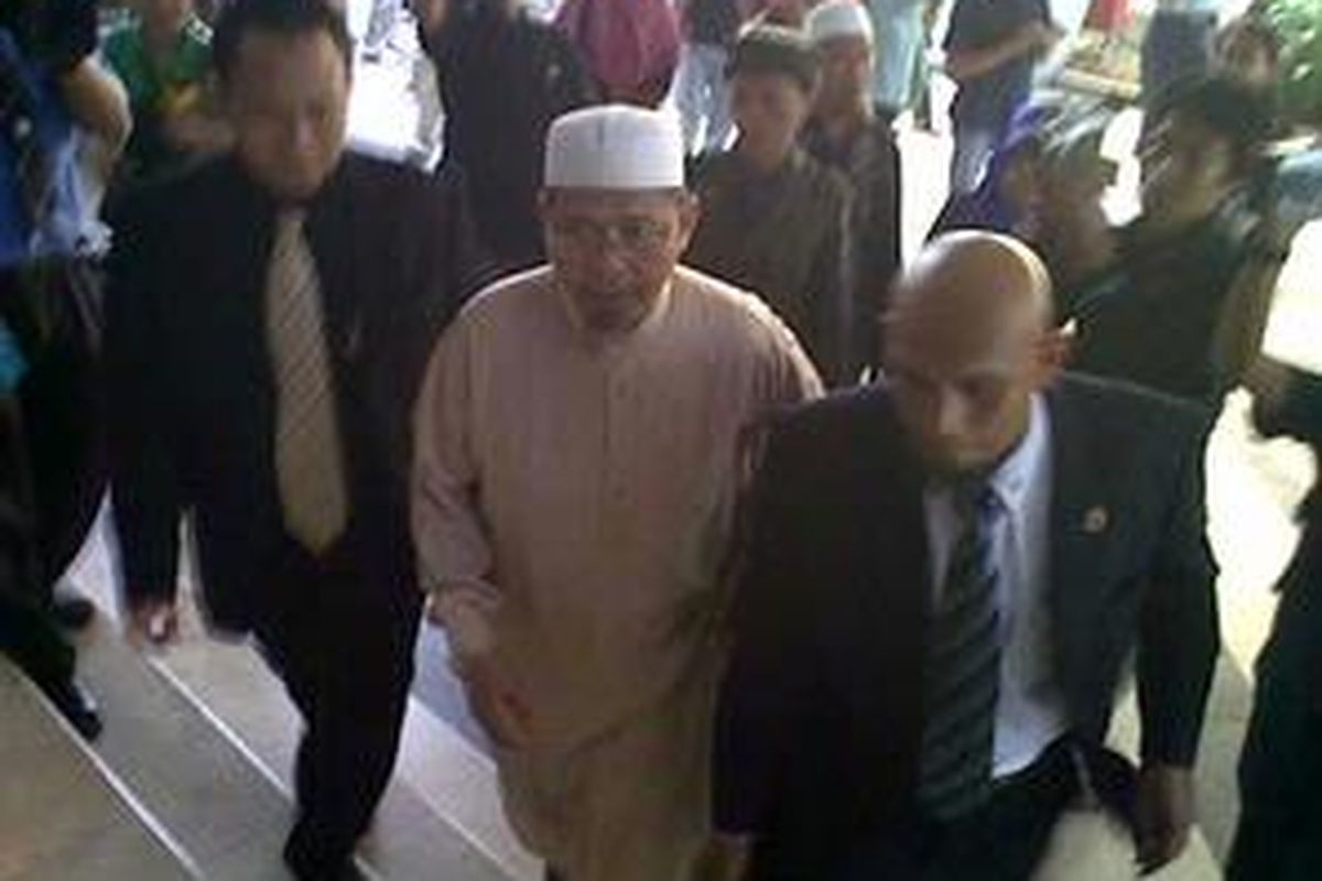 Abu Jibril (tengah) didampingi para pengacara mendatangi Bareskrim Mabes Polri untuk melihat langsung anaknya Muhamad Jibril, Rabu (26/8), setelah ditangkap tim Densus 88.