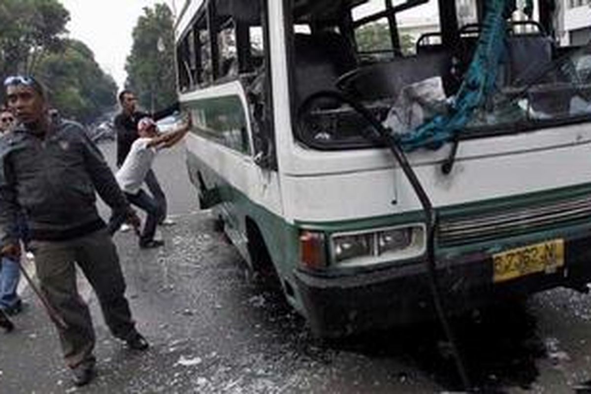 Massa merusak angkutan umum saat bentrok antara dua kelompok pemuda di Jalan Ampera Raya, Jakarta Selatan, Rabu (29/9/2010). Kejadian yang berlangsung sekitar satu jam tersebut mengakibatkan tiga orang tewas dan sedikitnya tiga angkutan umum rusak berat. 
