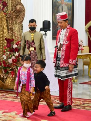 Dua cucu Presiden Joko Widodo, Sedah Mirah Nasution dan Panembahan Al Nahyan Nasution ikut hadir di Istana Merdeka dalam rangka peringatan HUT ke-77 RI di Istana Merdeka, Rabu (17/8/2022).