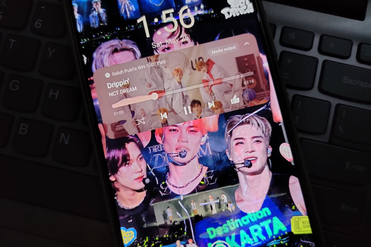 Tampilan lock screen HP Samsung dengan menggunakan fitur multi-pack.