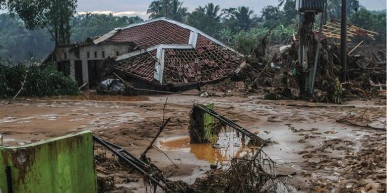 Sejumlah rumah rusak dan masih belum dibersihkan karena tebalnya lumpur sisa banjir di Desa Calung Bungur, Lebak, Banten, Kamis (02/01). 