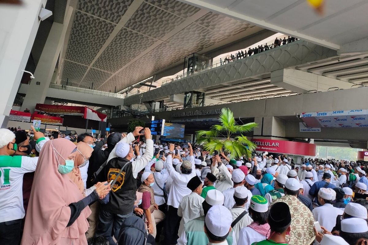 Massa penjemput Rizieq Shihab Padati depan Lobby Terminal 3 Bandara Soekarno-Hatta, Selasa (10/11/2020)