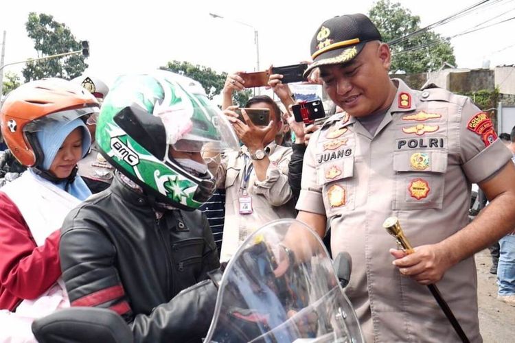 Kapolres Cianjur AKBP Juang Andi Priyanto memberikan cuma-cuma hand sanitizer kepada pengendara sepeda motor yang melintas di depan makopolres, Kamis (19/3/2020)