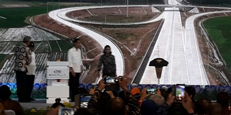 Presiden Joko Widodo didampingi Menteri PUPR Basuki Hadimuljono dan Menteri BUMN Rini Soemarno meresmikan Jalan Tol Bawen-Salatiga, Senin (25/9/2017).
