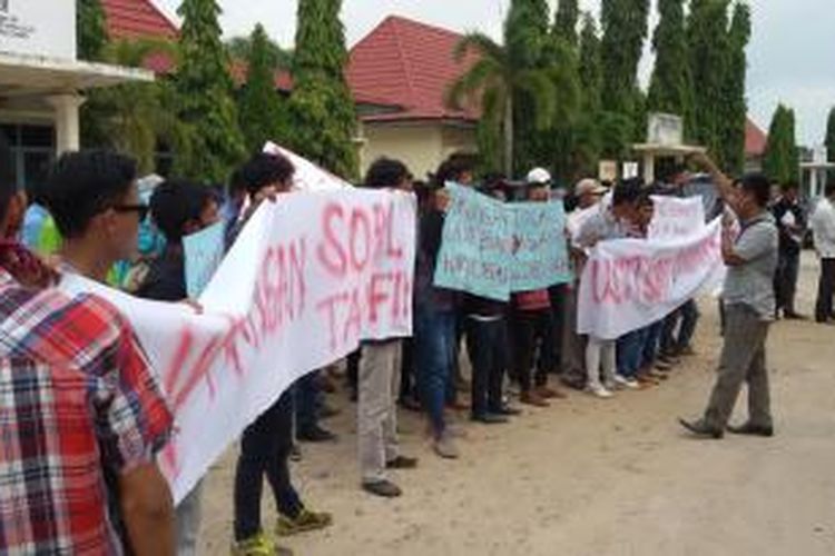 Sejumlah warga Oganilir berunjuk rasa menolak pasangan perseorangan, Senin (3/6/2015.