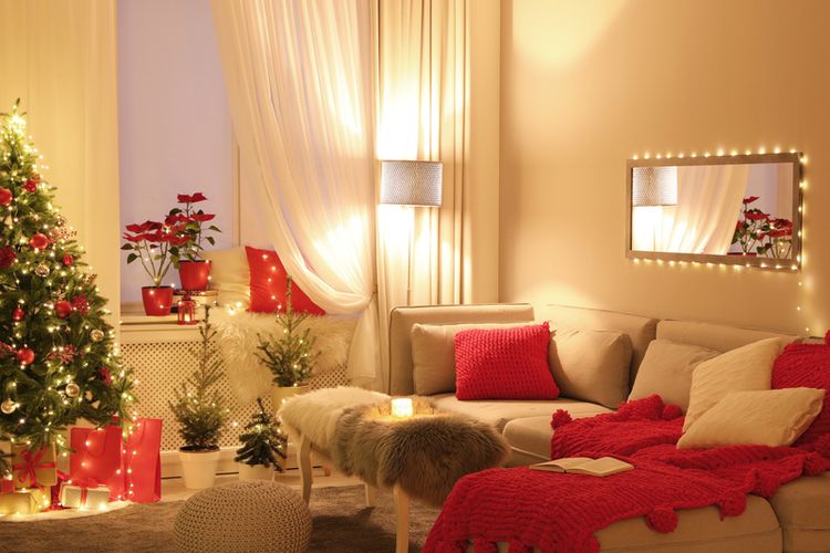 Ilustrasi dekorasi Natal di ruang tamu. 
