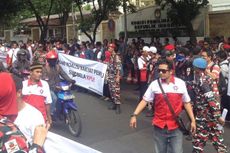 Ratusan Relawan Prabowo Gelar Aksi Damai di Depan Gedung KPU