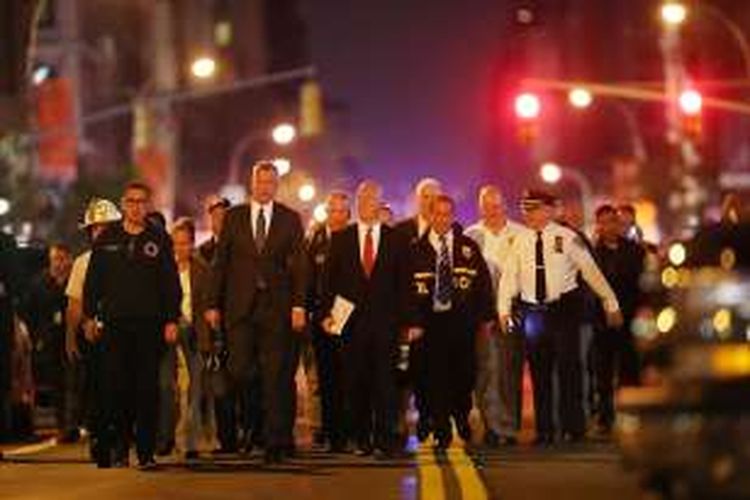 Kepala Kepolisian New York James O'Neill (tengah kanan) dan Wali Kota New York Bill de Blasio (tengah kiri) berjalan ke lokasi konferensi pers untuk menjelaskan insiden ledakan pada Sabtu (17/9/2016) malam.