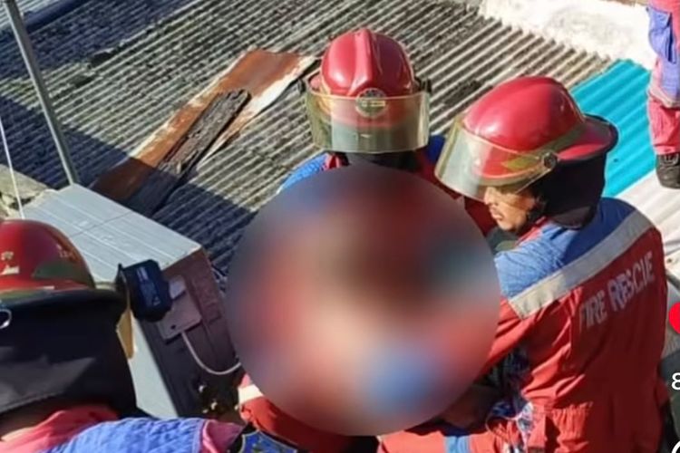 Kakek Demensia di Surabaya Manjat Atap dan Pingsan, Damkar Turun Tangan