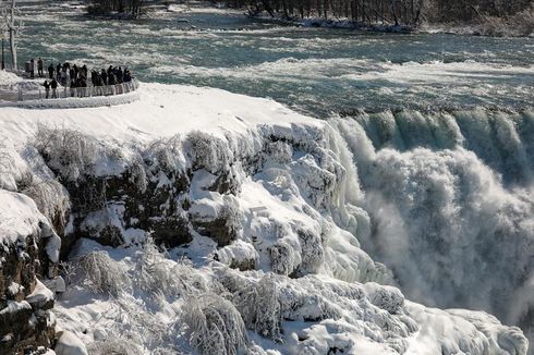 Gara-gara Badai Salju, Sebagian Air Terjun Niagara di AS Jadi Es