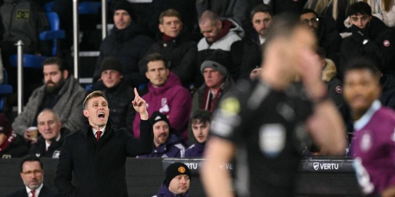 Pelatih interim Manchester United Darren Fletcher memberi instruksi dalam pertandingan sepak bola Liga Inggris antara Burnley vs Manchester United di Turf Moor di Burnley, barat laut Inggris pada 7 Januari 2026. (Foto oleh Oli SCARFF / AFP) 