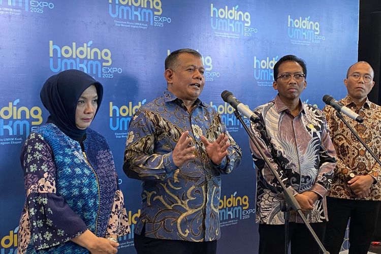 Wakil Menteri Usaha, Mikro, Kecil dan Menengah (UMKM), Helvi Yuni Moraza menjelaskan soal Holding UMKM Expo, di Jakarta Selatan, Senin (22/12/2025). 
