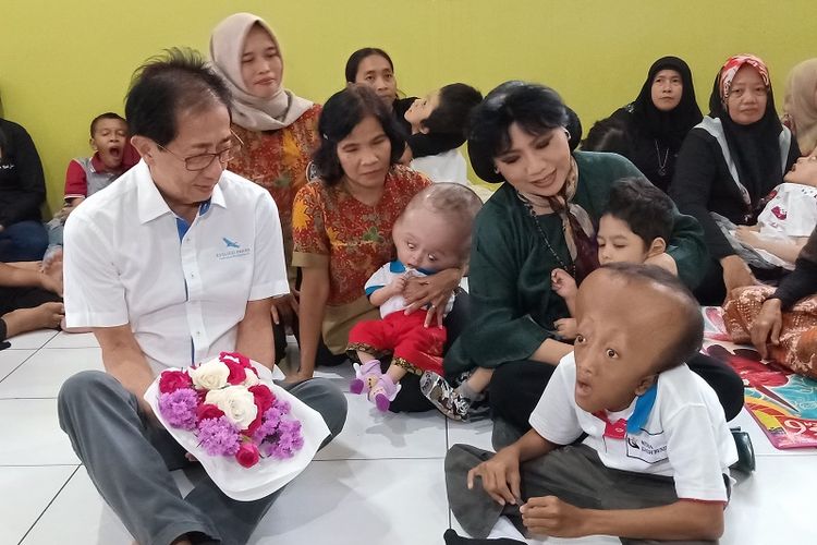 Direktur PT Berlico Mulia Farma Irwan Hidayat didampangi Pendiri Yayasan Wisma Kasih Bunda Anne Avantie mengunjungi anak-anak penderita hidrosefalus di Rumah Singgah Wisma Kasih Bunda, Semarang, Selasa (13/2/2019).