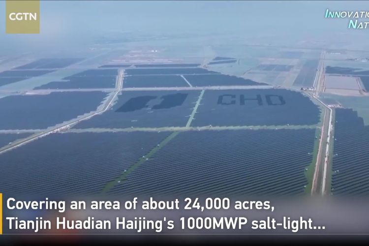 Tangkapan layar dari video yang menampilkan pembangkit listrik tenaga surya (PLTS) dengan kapasitas terpasang 1.000 megawatt (MW) di tambak garam Changlu, China. PLTS bernama Huadian Tianjin Haijing tersebut resmi tersambung ke jaringan listrik di Tianjin pada Sabtu (8/7/2023).