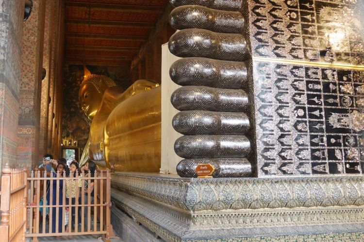 Patung Budha yang ada di Wat Pho salah satu kuil ikonik di Bangkok, Thailand, Mingu (4/2/2018).