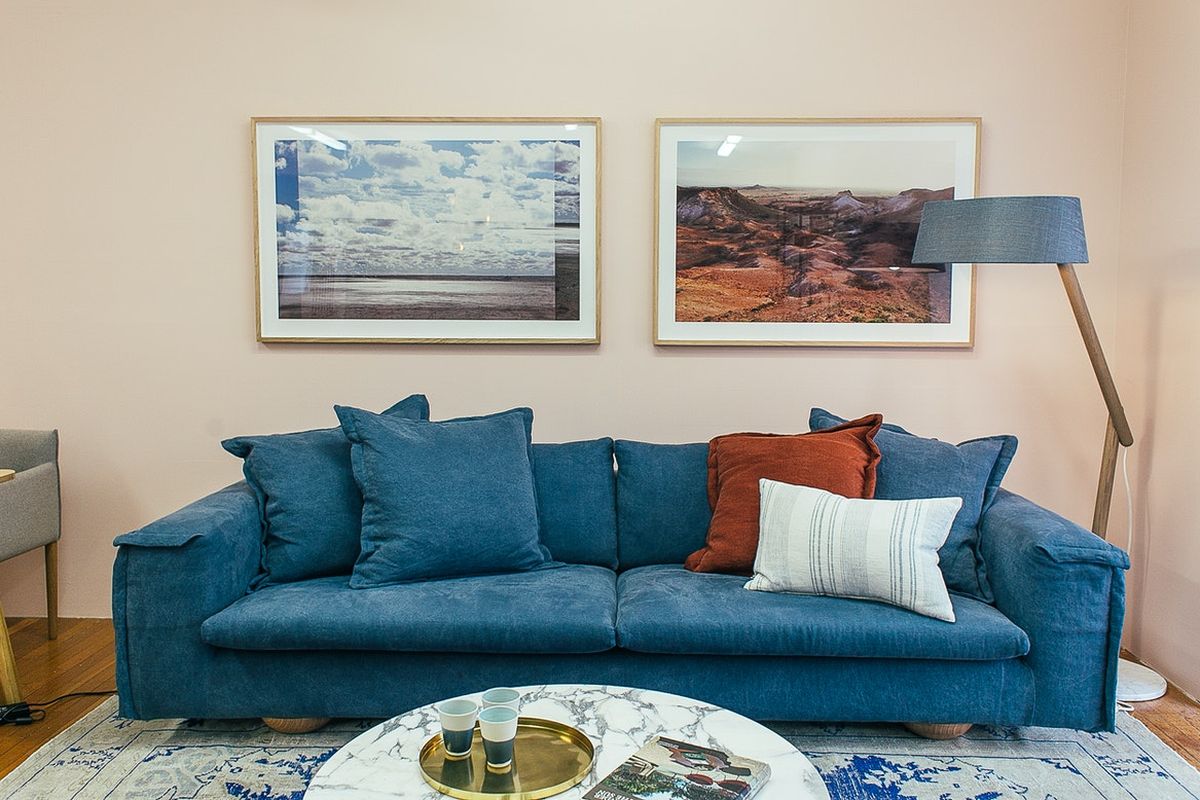 Ilustrasi sofa, bantal sofa. 