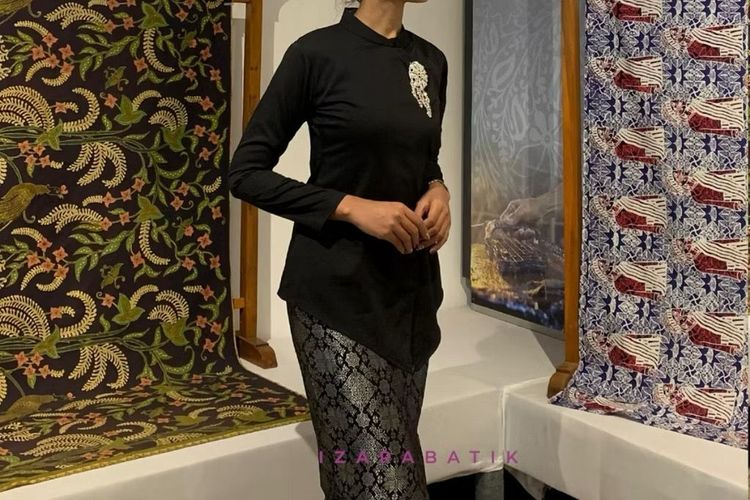 Kebaya Janggan Izara Batik warna hitam. Menjelang wisuda, berikut rekomendasi kebaya wisuda yang bisa dijadikan inspirasi. Harganya Rp 130.000-an.