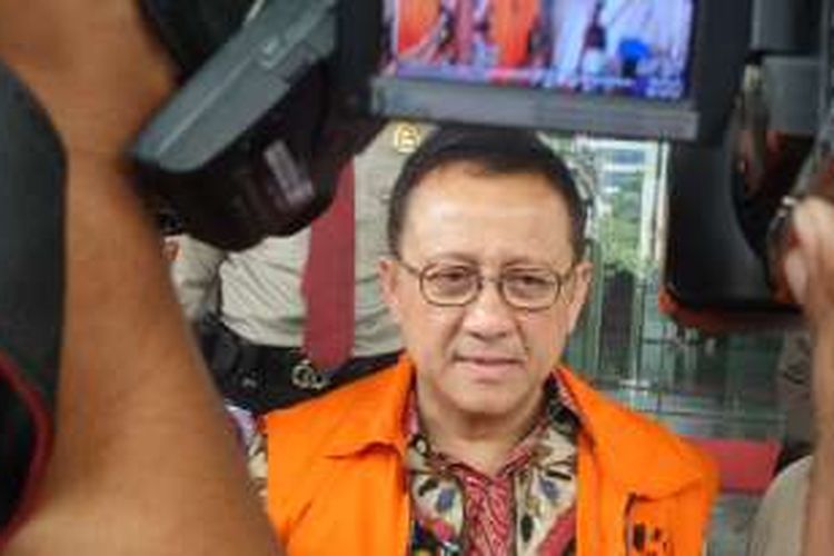 Ketua DPD RI, Irman Gusman mengenakan rompi tahanan seusai diperiksa di Gedung KPK Jakarta, Selasa (11/10/2016).