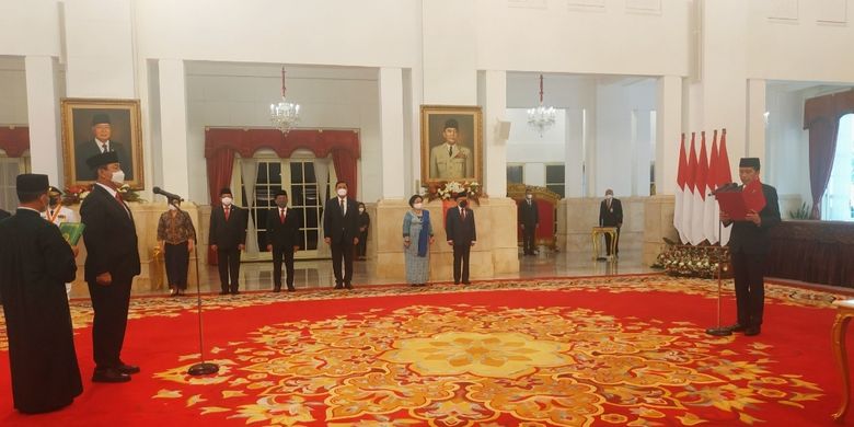 Presiden Joko Widodo saat melantik Hendrar Prihadi sebagai Kepala Lembaga Kebijakan Pengadaan Barang Jasa Pemerintah (LKPP) di Istana Negara, Senin (10/10/2022).