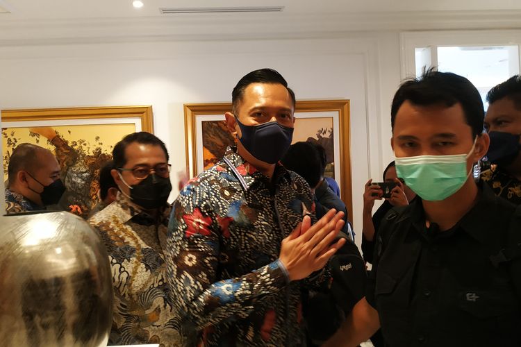 Ketua Umum Dewan Pimpinan Pusat (DPP) Partai Demokrat Agus Harimurti Yudhoyono usai menemui Ketua Umum Partai Nasdem Surya Paloh di kantor DPP Nasdem, Jakarta, Selasa (29/3/2022).