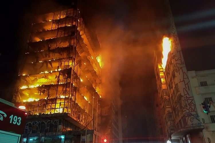 Foto yang dirilis Departemen Pemadam Kebakaran Saou Paulo menunjukkan kondisi gedung bekas kantor polisi yang terbakar, Selasa (1/5/2018) dini hari.