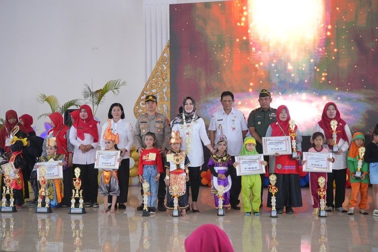 Bupati Kediri Sri Mulyani bersama anak-anak turut memeriahkan SAE Fest 2023 