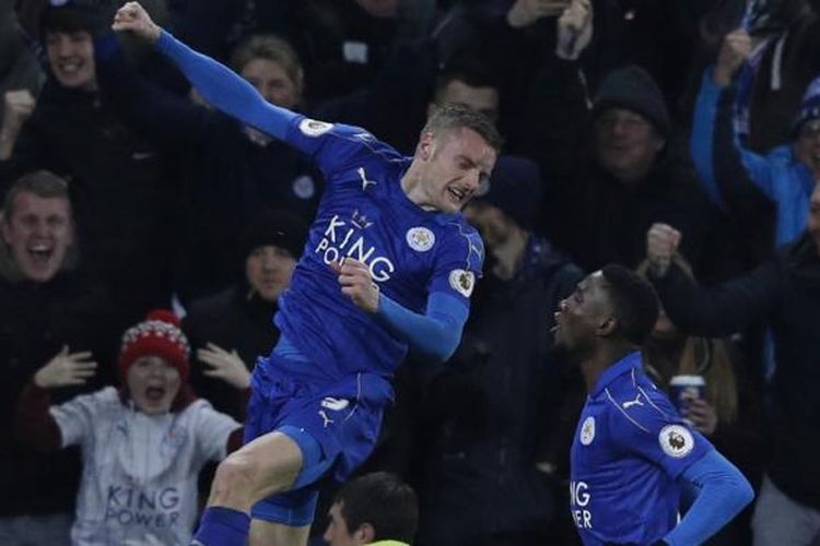 Penyerang Leicester City, Jamie Vardy, merayakan golnya dalam pertandingan Premier League melawan Liverpool, 27 Februari 2017.  
