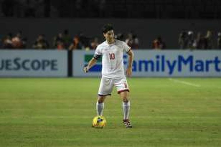 Kapten timnas Filipina, Phil Younghusband, mengontrol bola saat melawan Singapura pada partai pertama Grup A Piala AFF 2016 di Philippine Sports Stadium, Sabtu (19/11/2016).