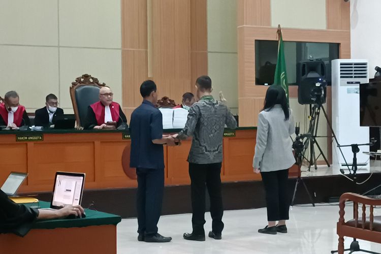 Dua saksi dihadirkan dalam sidang kedelapan Haris Azhar dan Fatia Maulidiyanti di Pengadilan Negeri (PN) Jakarta Timur, Senin (19/6/2023).