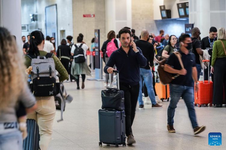 Para penumpang di Bandara Santos Dumont di Rio de Janeiro, Brasil, Kamis (18/08/2022). Brasil melepas aturan wajib pakai masker di pesawat karena pertimbangan situasi Covid-19 terkini.