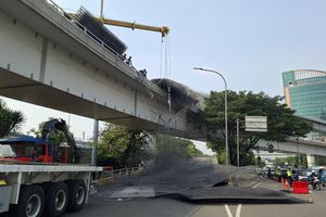 Truk Terguling di Tol Kebon Jeruk, Flyover dan Pintu Keluar Arah Grogol Tertutup Besi