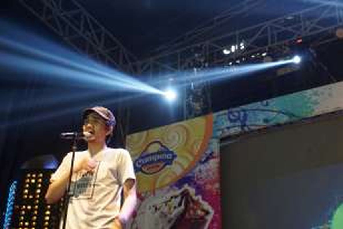 Vokalis Sheila on 7, Duta saat beraksi di panggung JakCloth Summer Fest 2016 di Gelora Bung Karno, Senayan, Jakarta Pusat, Kamis (5/5/2016). 