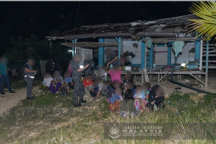 Tim operasi gabungan yang dipimpin Departemen Imigrasi Malaysia (Jabatan Imigresen Malaysia/JIM) menggerebek perkampungan ilegal warga Indonesia di dalam hutan Puncak Alam, Selangor, pada Sabtu (16/9/2023) dini hari. Ketua Pengarah Imigresen Malaysia, YBhg Dato? Ruslin bin Jusoh, mengatakan 95 orang diperiksa selama operasi tersebut.