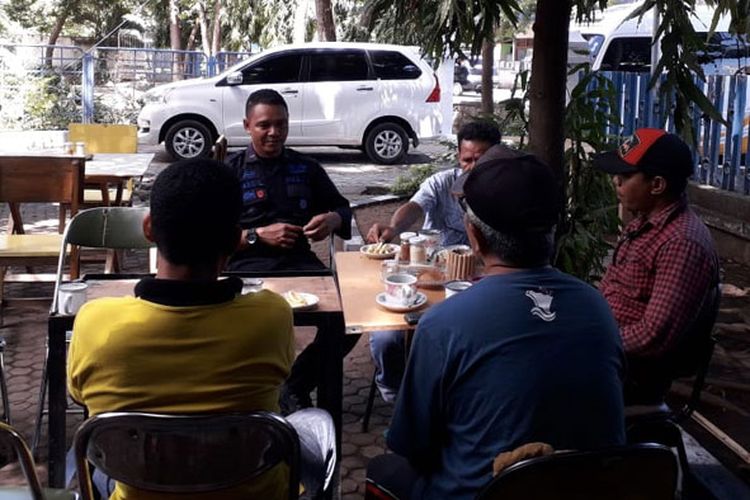 Para tamu menikmati kopi sambil berdiskusi di Kedai Kopi Kampung, Maumere Flores, Nusa Tenggara Timur, Rabu (8/5/2019). 