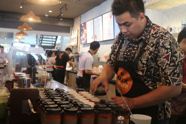 Barista MAXX Corner dengan perdana melayani konsumen di gerai kopi pertamanya di Plaza Semanggi, Jakarta, Rabu (16/8/2017).