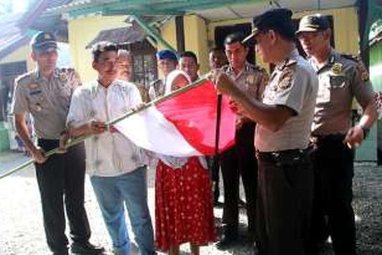Polres Nagan Raya, Aceh, memasang bendera merah putih di halaman rumah warga Desa Suak Puntong, Kecamatan Kuala Pesisir Nagan Raya, Rabu (03/08/2016). 
