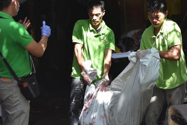 Petugas kamar mayat menangkut jasad seorang tersangka pengedar narkoba yang tewas dalam baku tembak dengan polisi di Manila, Filipina.