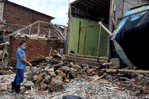 Ombak Besar Hantam 13 Rumah Warga Pesisir Pantai Tambaklorok Semarang