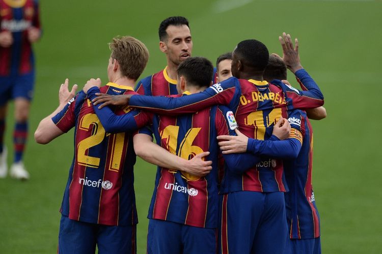 Pemain Barcelona merayakan gol Ousmane Dembele saat berhadapan dengan Sevilla di Stadion Ramon Sanchez Pizjuan, Sabtu (27/2/2021). 