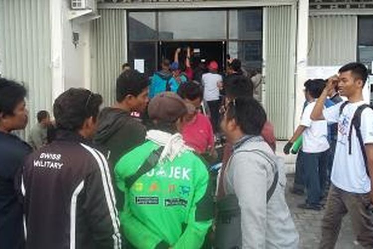Pengemudi Go-Jek datangi kantor manajemen di Jalan Teuku Umar Barat, Denpasar. 