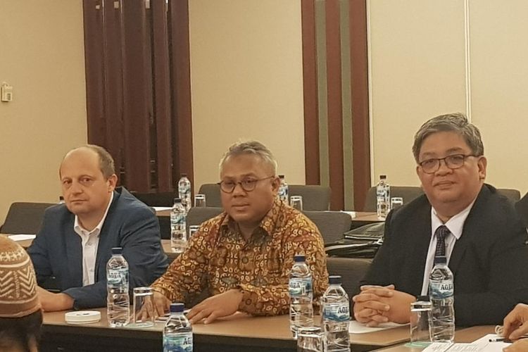 Komisioner KPU Filipina Luie Tito F Guia (kanan) bersama Ketua KPU RI Arief Budiman dalam Focus Group Discussion (FGD) bertajuk penerapan e-rekapitulasi di negara lain, di kawasan Sudirman, Jakarta Pusat, Rabu (2/10/2019).